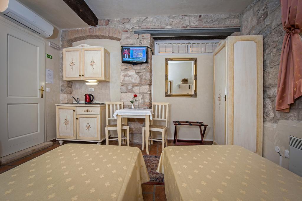 Residence Marco Polo Centro Storico Ровінь Екстер'єр фото