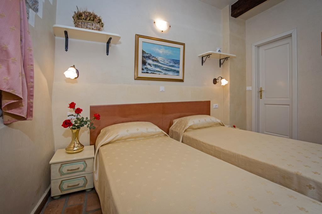 Residence Marco Polo Centro Storico Ровінь Екстер'єр фото