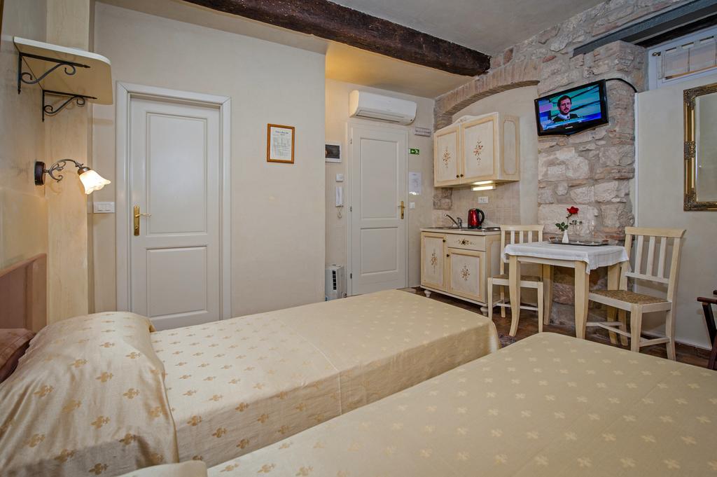 Residence Marco Polo Centro Storico Ровінь Екстер'єр фото