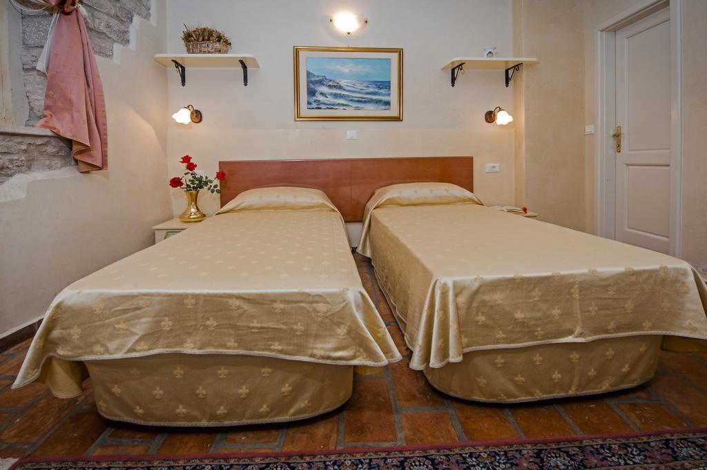 Residence Marco Polo Centro Storico Ровінь Екстер'єр фото