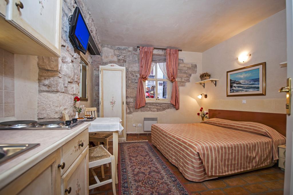 Residence Marco Polo Centro Storico Ровінь Екстер'єр фото